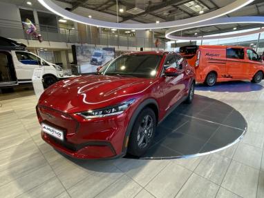 Voir le détail de l'offre de cette FORD Mustang Mach-E Extended Range 99kWh 294ch 7cv de 2022 en vente à partir de 42 900 € 